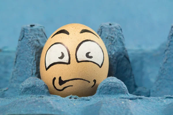 Испуганное яйцо — стоковое фото