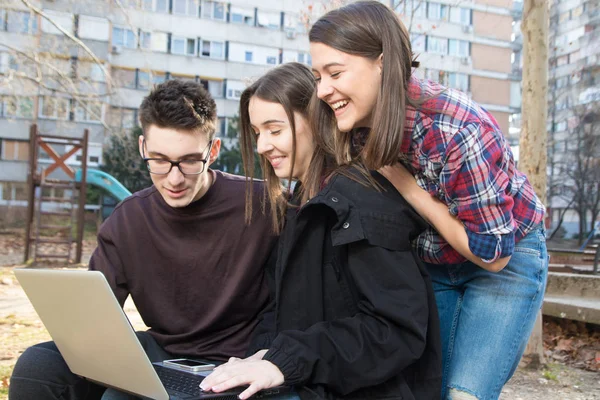 Három tinédzser középiskolások laptop portréja — Stock Fotó