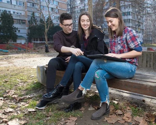 Három tinédzser középiskolások laptop — Stock Fotó