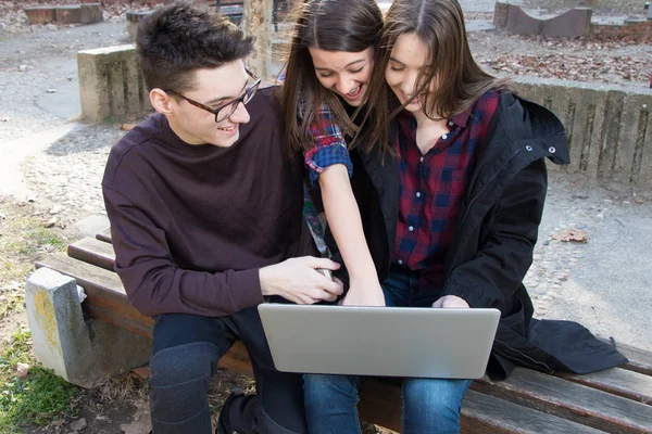 Három tinédzser középiskolások laptop — Stock Fotó