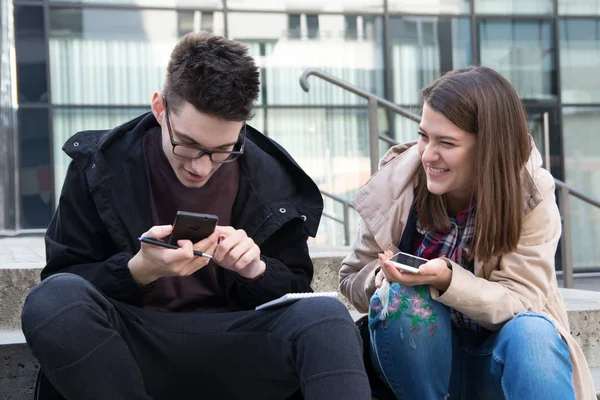 Két diák, okos telefonok, és a notebook — Stock Fotó