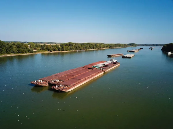 Ποτάμια κυκλοφορία με φορτηγά πλοία στο Δούναβη — Φωτογραφία Αρχείου