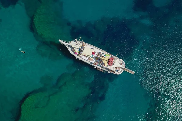 Vista superior do barco à vela turística na Grécia — Fotografia de Stock