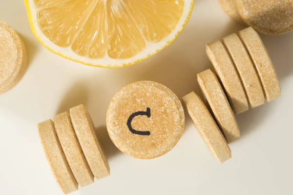 Visão superior de pílulas de vitamina c e fatia de limão — Fotografia de Stock