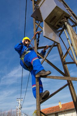 Elektrikçi elektrik direğine akıllı bir şekilde resim çekiyor. 