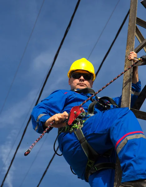 Elektriker mit Sicherheitsgurt arbeitet an Laternenpfahl — Stockfoto