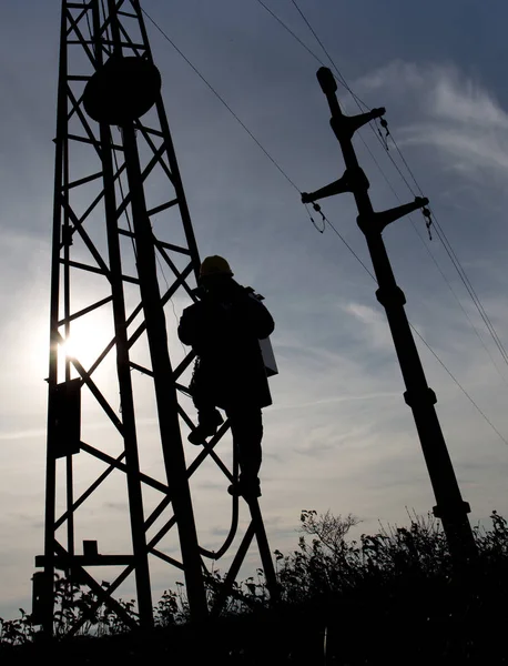 Arbeiter-Silhouette am Laternenpfahl — Stockfoto