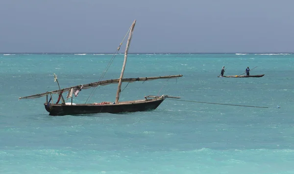 Dois barcos e pescadores em Zanzibar — Fotografia de Stock