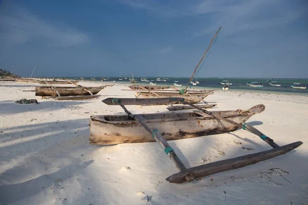 Drewniane katamarany na piaszczystej plaży Zanzibar, Afryka — Zdjęcie stockowe