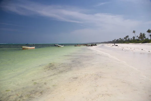 Dziewicza tropikalna biała piaszczysta plaża w Zanzibar Afryka — Zdjęcie stockowe