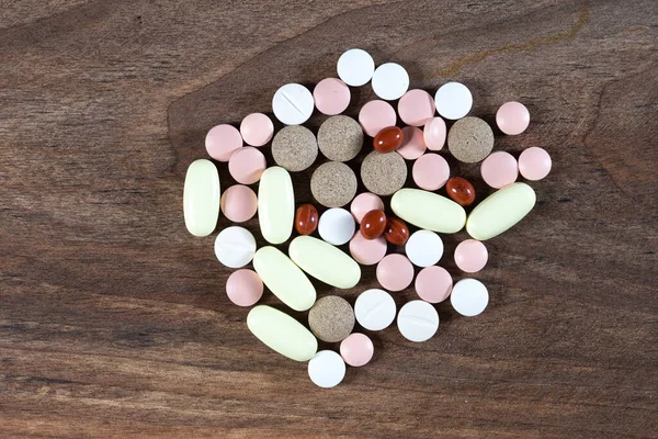 Skupina Barevných Pilulek Tablet Dřevěném Stole — Stock fotografie