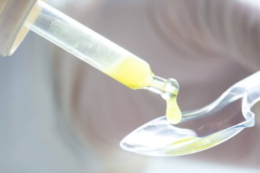 Hastanede kaşık ve pipetle öksürük şurubu dozunu kapat.