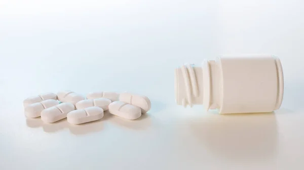 Grupo Comprimidos Brancos Frasco Plástico Sobre Branco — Fotografia de Stock