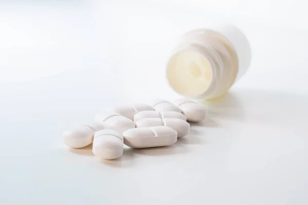 Fehér Tabletták Műanyag Flakon Fehér Alapon — Stock Fotó