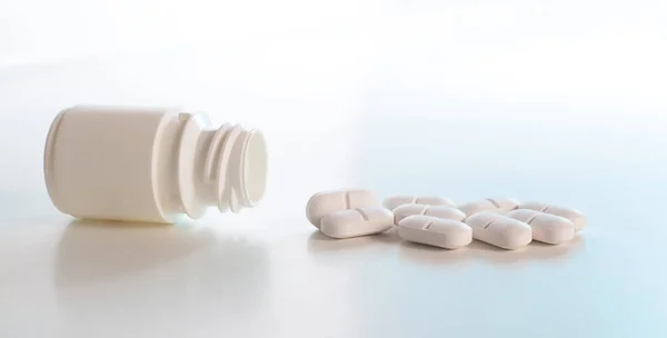 Csoport Fehér Tabletták Műanyag Palack Fehér — Stock Fotó