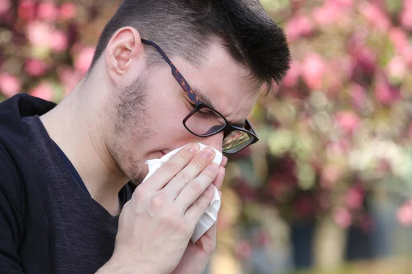 Covid Semptomu Genç Adam Mendil Kağıdına Öksürüyor — Stok fotoğraf