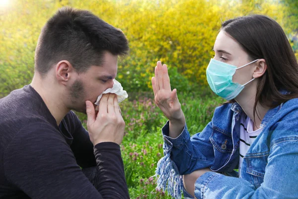 Covid Epidemisini Koruyucu Maskeli Kızı Çiçek Parkında Hapşıran Çocuğu Durdurun — Stok fotoğraf