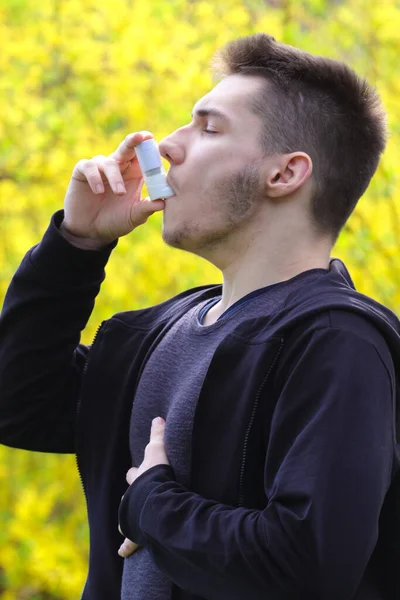 Tonårspojke Med Astmainhalator Parken Lungsjukdom — Stockfoto