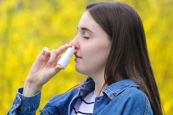 Pollen Allergy Teenager Gir Using Nose Inhaler Park — Stock Photo, Image