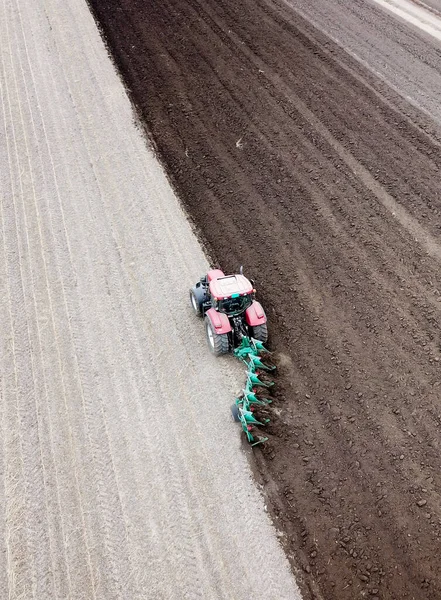 Flächenansicht Des Pflügenden Roten Traktors Auf Dem Feld — Stockfoto