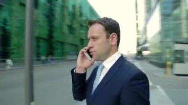 Evet iş adamı. Kamera erkeğe timelapse taşır. Steadicam atış.