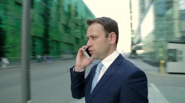 Evet iş adamı. Kamera adam hareket eder. Steadicam atış.