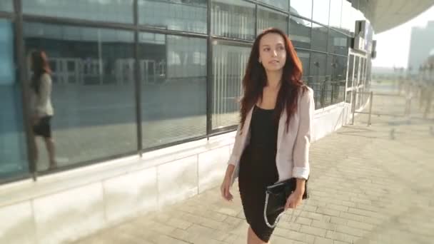 Jolie fille marchant dans la rue au soleil. Steadicam shot . — Video