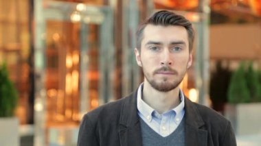 Bir sakal gülüyor ile yakışıklı mutlu gülümseyen adam portresi