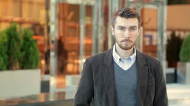Bir sakal gülüyor ile yakışıklı mutlu gülümseyen adam portresi