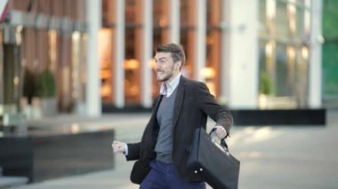 Çekici adam sakal ve sokakta dans evrak çantası