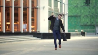 Çekici adam sakal ve sokakta dans evrak çantası