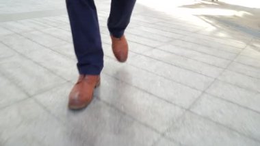 Yakın ürün (steadicam shot şehirde yürüyüş ayak mans)