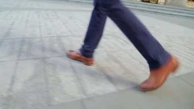 Yakın ürün (steadicam shot şehirde yürüyüş ayak mans)