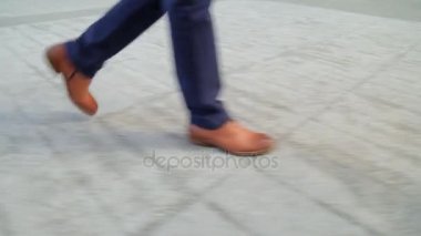 Yakın ürün (steadicam shot şehirde yürüyüş ayak mans)