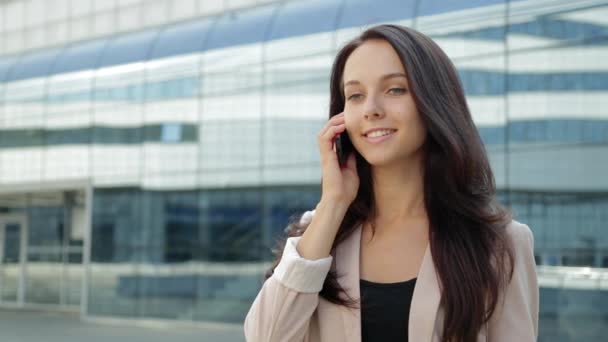 Mooi meisje praten aan de telefoon op straat — Stockvideo