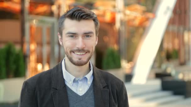 Retrato del guapo y feliz hombre sonriente con barba riéndose — Vídeos de Stock