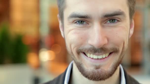 Retrato de cerca del guapo hombre sonriente feliz con una barba riéndose — Vídeo de stock