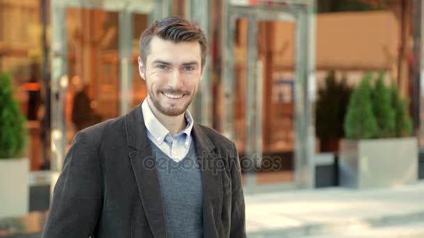 Portret van knappe gelukkig Glimlachende man met een baard lachen — Stockvideo