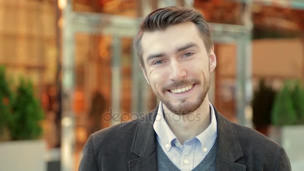 Szép boldog mosolygó ember, a szakáll nevetve portréja — Stock videók