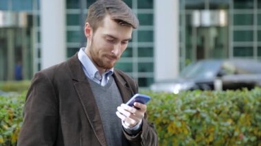 Smartphone, App kullanarak çekici erkek gülümseyen