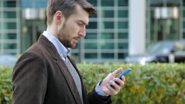 Smartphone, App kullanarak çekici erkek gülümseyen