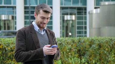 Smartphone, App kullanarak çekici erkek gülümseyen