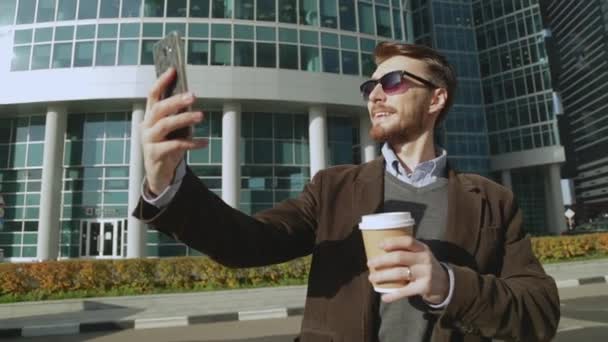 Homme attrayant prend selfie sur smartphone — Video