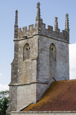 Salisbury Plain, Wiltshire 'daki Imber köyündeki Aziz Giles Kilisesi' nin kulesi..