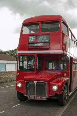 Warminster, İngiltere - 17 Ağustos 2019 Warminster, Wiltshire 'da park edilmiş eski bir kırmızı güzergah otobüsü. 23A rotası yılda sadece bir kez Salisbury Ovası 'ndaki askeri eğitim alanından ziyaretçileri kısıtlı Imber köyüne götürüyor..