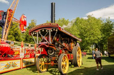 Basingstoke, İngiltere - 1 Eylül 2019: Vintage Traction Engine, güneşli bir yaz günü öğleden sonra Basingstoke 'daki Carter' s Steam Fair 'de sürüşe güç sağlıyor. 