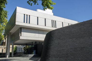 Londra 'daki Regent' s Park 'a bakan Kraliyet Hekimler Koleji' nin tarihi merkezinin dışında. Mimar Denys Lasdun tarafından tasarlanan modern siyah beyaz minimalist bina.