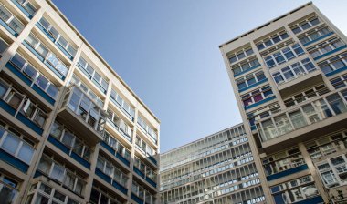 Erno Goldfinger 'ın ayrıntıları Elephant and Castle, Londra' daki Metro Central Heights 'ı tasarladı. Başlangıçta Alexander Fleming Evi olarak adlandırılan ve devlet dairelerine ev sahipliği yapan bina, şimdi apartmanlara dönüştürüldü..