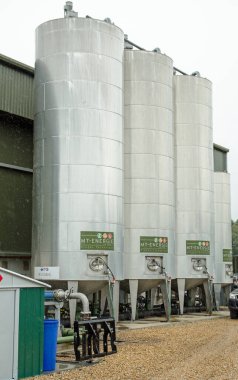 Basingstoke, İngiltere - 23 Eylül 2019: Basingstoke, Hampshire 'da yağmurlu bir günde Herriard Bio Power' daki atık gıda biyoenerji santralinin bir kısmı