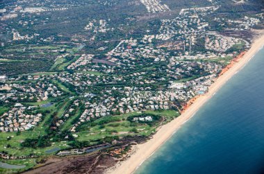 Faro, Portekiz 'deki Algarve Sahili' nin havadan görüntüsü. İçinde lüks 5 yıldızlı oteller, golf sahaları ve Praia de Vale do Lobo plajı var..